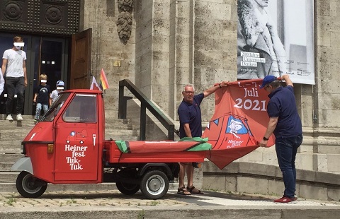 Fahnen vor Landesmuseum