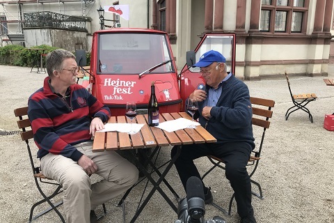 Tuk Tuk zu Gast auf der Schlossbastion mit TU Kanzler Efinger und Winzer Karl Kulick