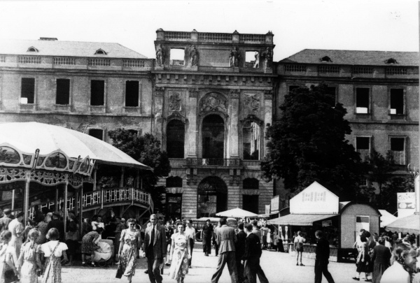 Heinerfest vor dem zerstoerten Schloss 1951